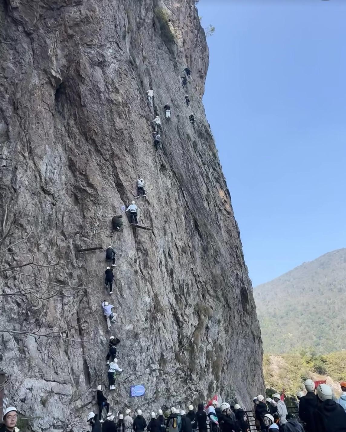 不少遊客五一假期去浙江雁蕩山飛拉達體驗攀岩。(圖/翻攝自小紅書)