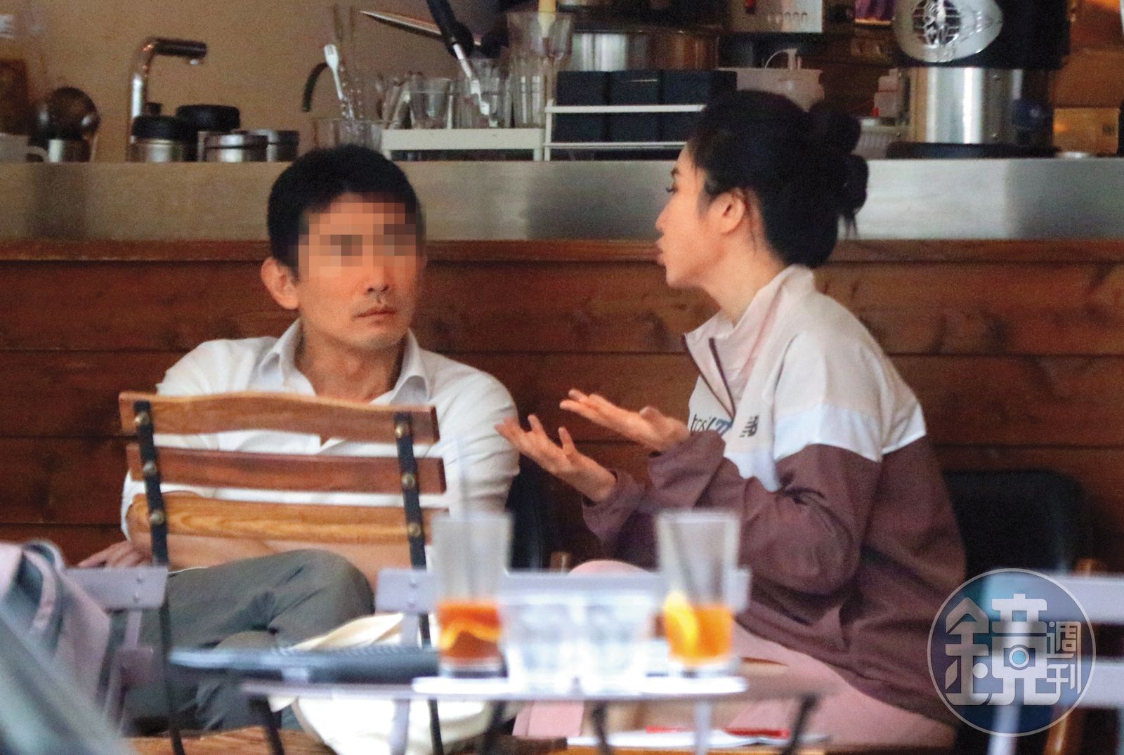 5月2日12:29,謝忻在富錦樹咖啡店與男友高談闊論,謝忻時不時把手放到男友身上。(圖/鏡週刊)