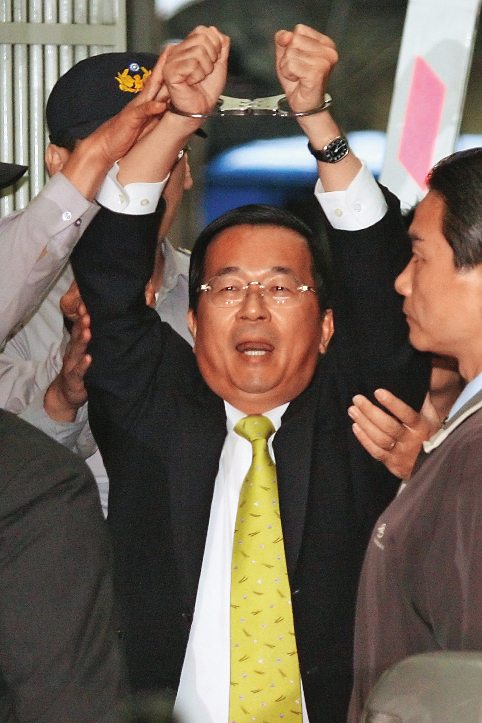因海角7億洗錢及貪汙案，陳水扁在卸任後遭上銬收並入獄六年多。（圖／達志影像）