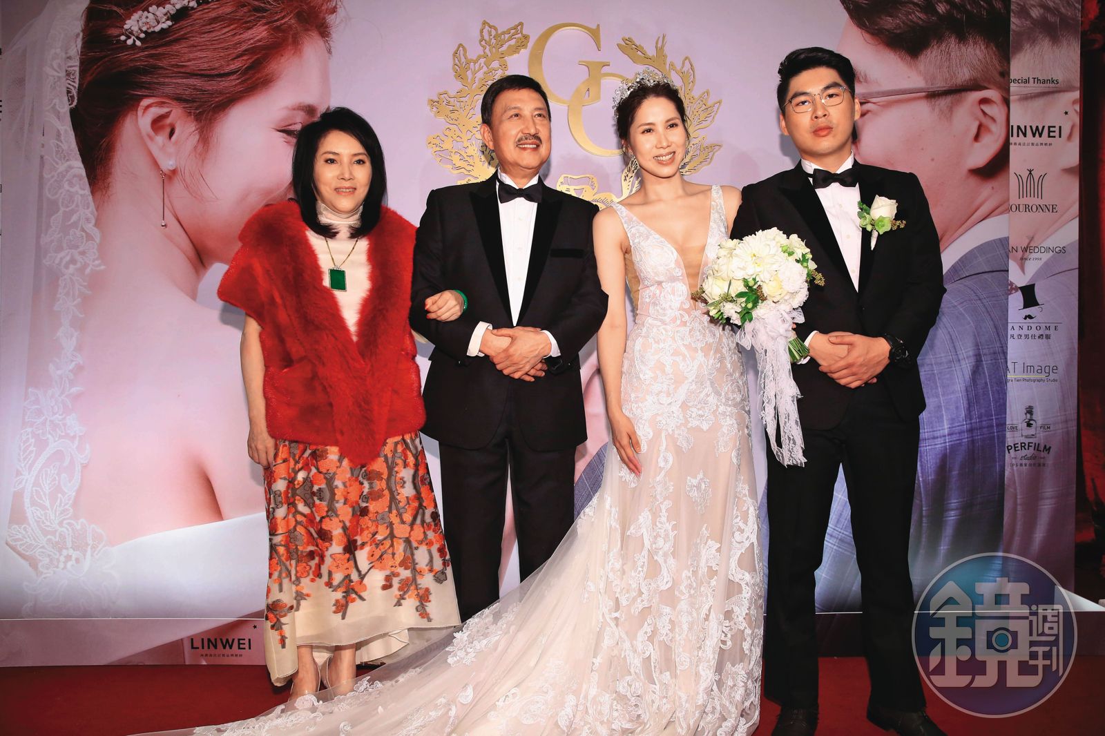陳鑒(右一)當年與前立委余天(左二)的二女兒余苑綺(右二)結婚,風光一時。(圖/鏡週刊)