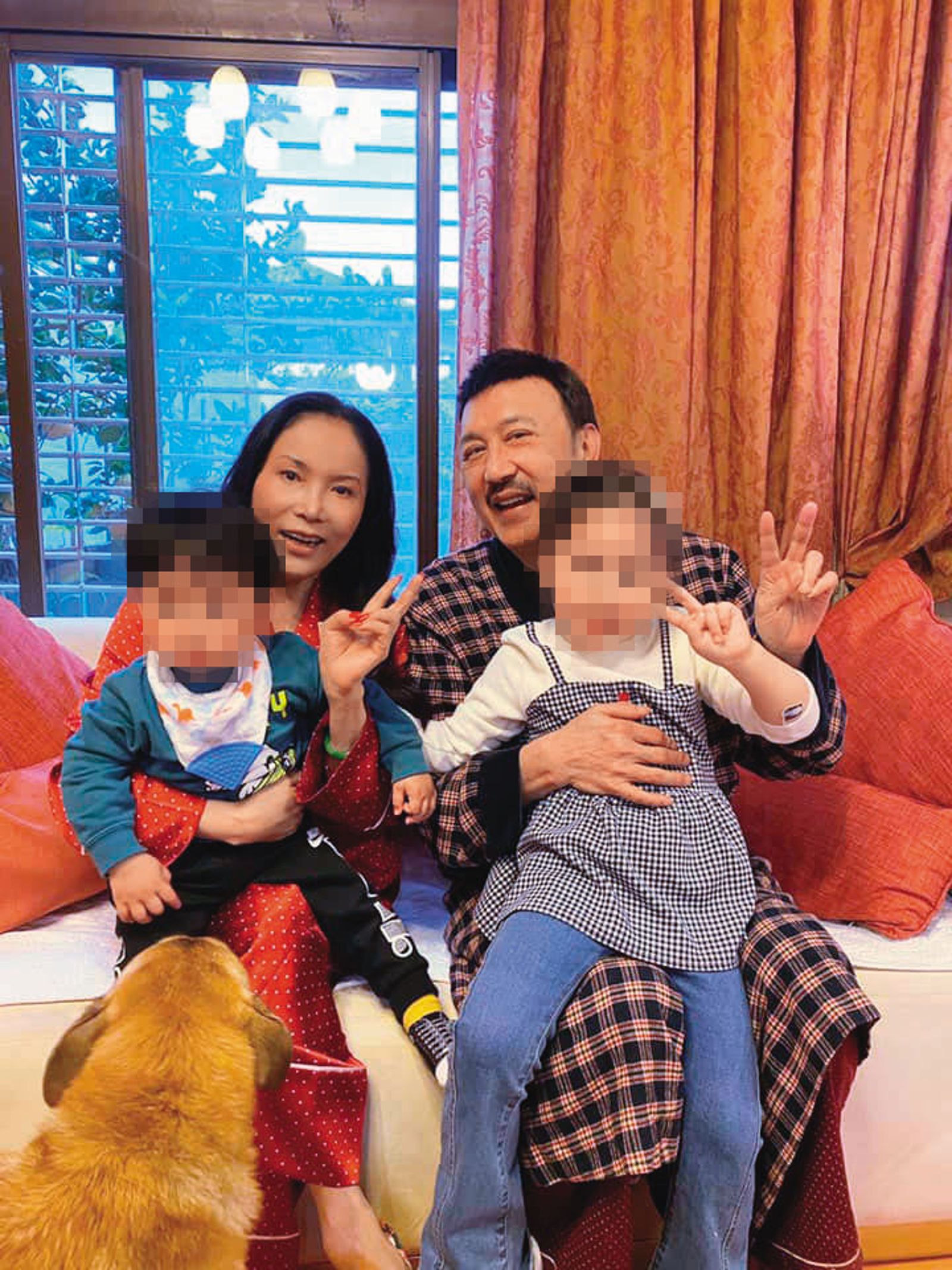 前立委余天(後右)、李亞萍(後左)夫妻十分疼愛女兒與陳鑒生的2名外孫。(圖/翻攝自余苑綺臉書)