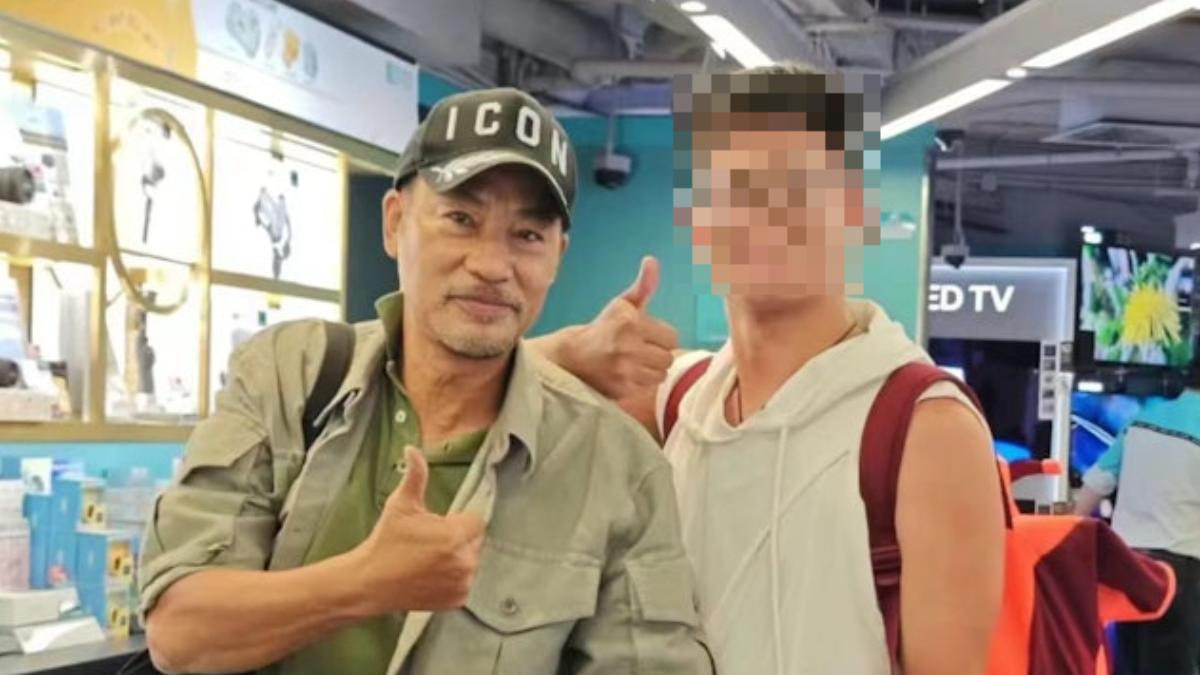 任達華跟大陸粉絲合照,被讚親民有禮。(圖/翻攝自小紅書)