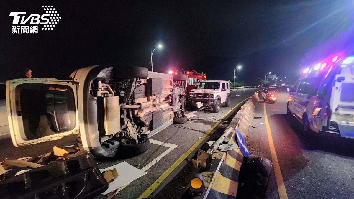 有片/萬里隧道轎車「自撞安全島」翻覆 駕駛酒測值爆表慘了