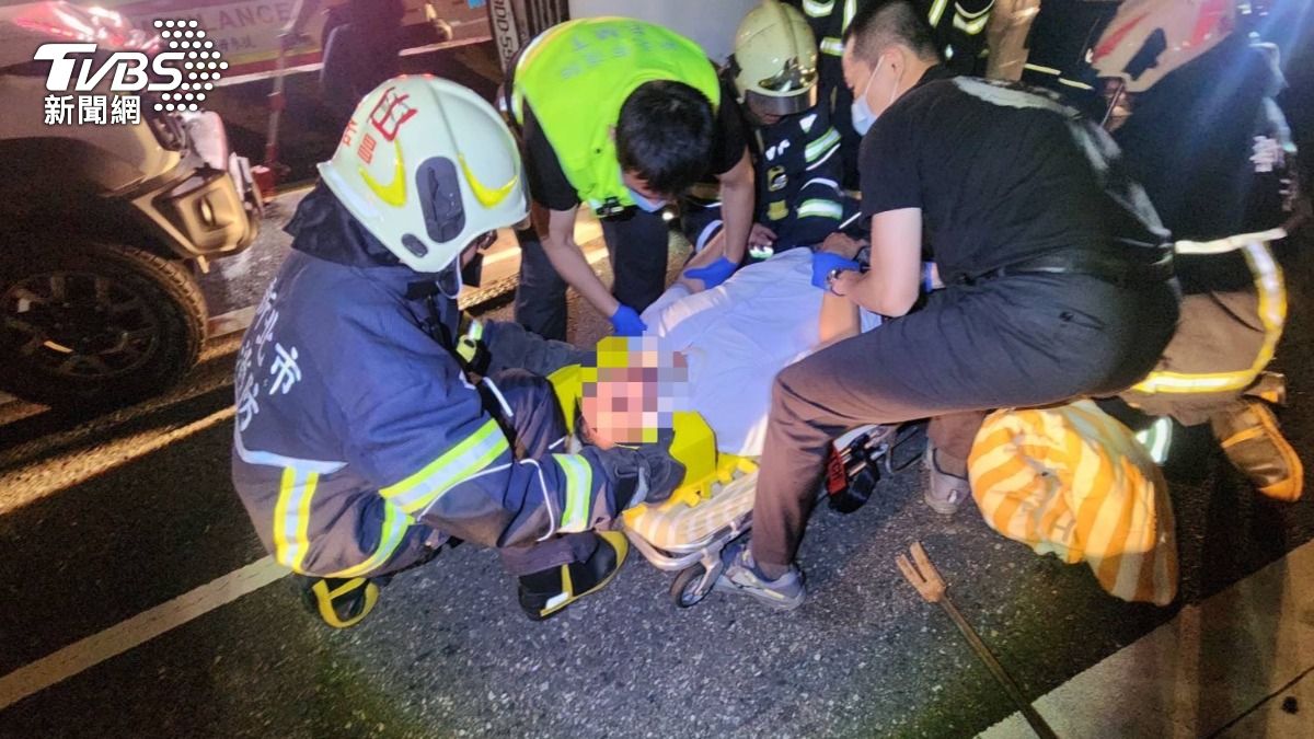 轎車自撞安全島翻覆,駕駛酒測值爆表。(圖/TVBS)
