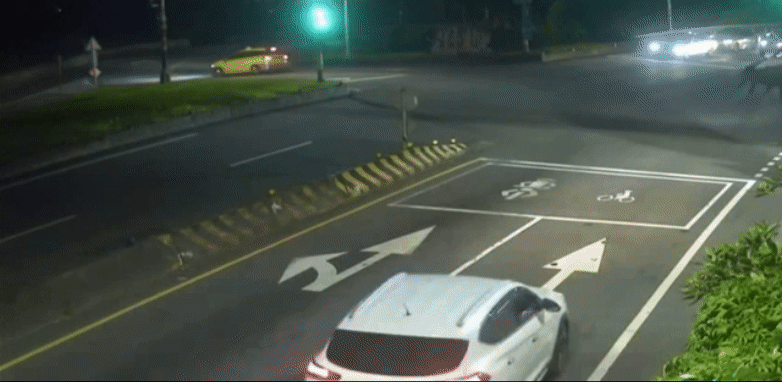 賴男撞上中央分隔島,直接翻覆至對向車道。(圖/TVBS)