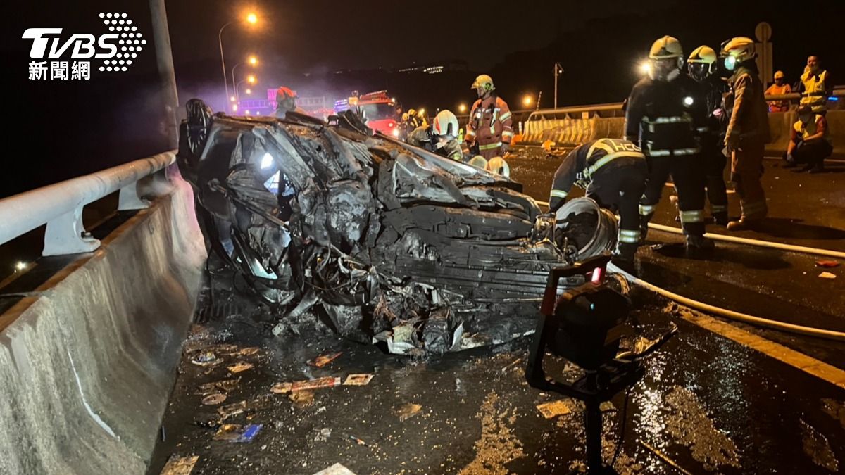 五楊高架嚴重事故!小轎車自撞翻覆燒成火球 駕駛逃生不及燒死