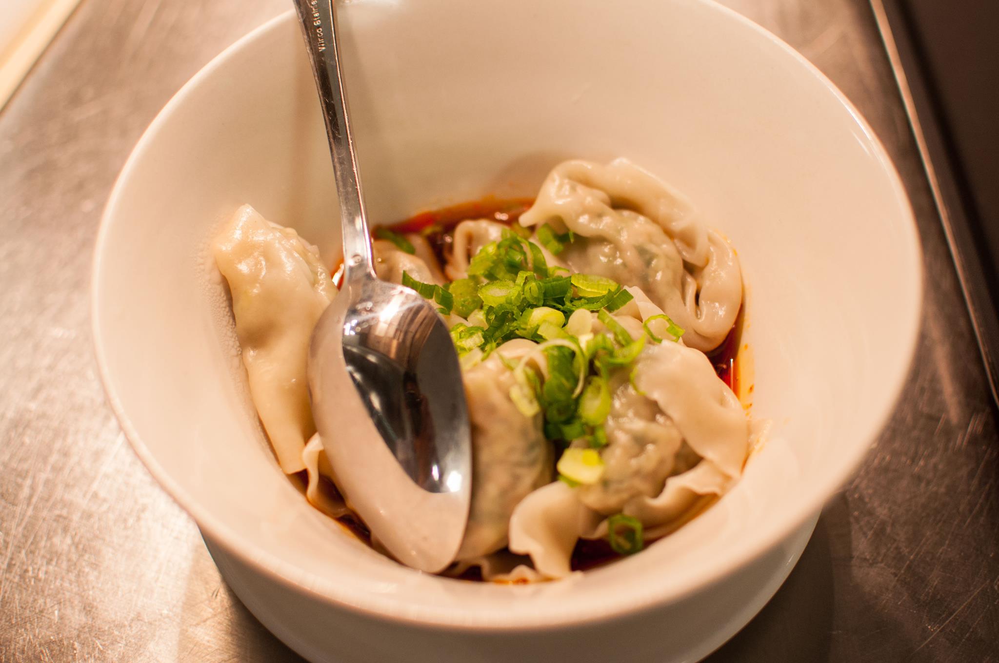 不少人會將抄手醬淋炒飯一起吃。（圖／翻攝自鼎泰豐臉書）