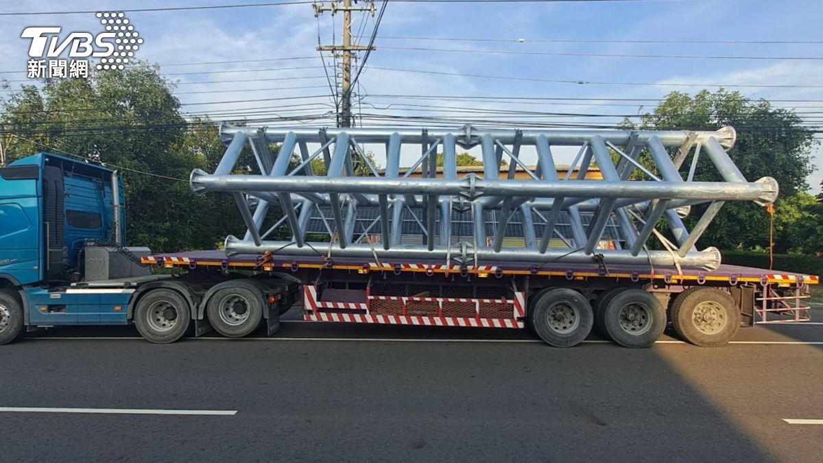 王男車斗上載運的大型鋼架不慎碰撞路口號誌桿。(圖/TVBS)