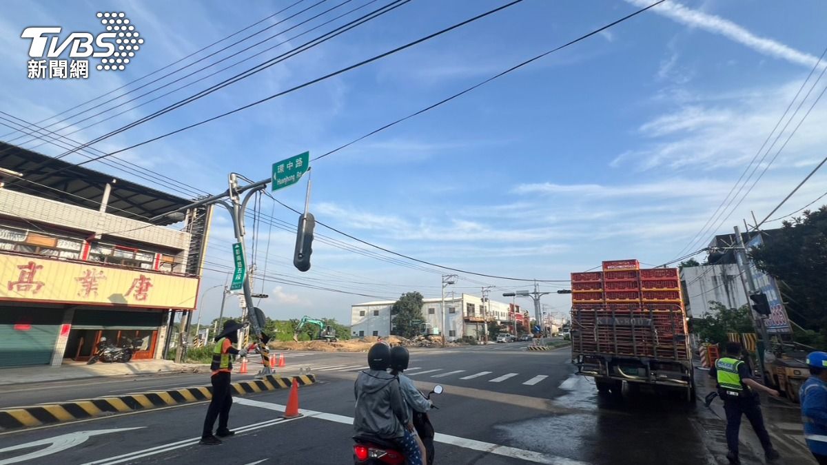 警方趕緊管制現場,以免發生危險。(圖/TVBS)