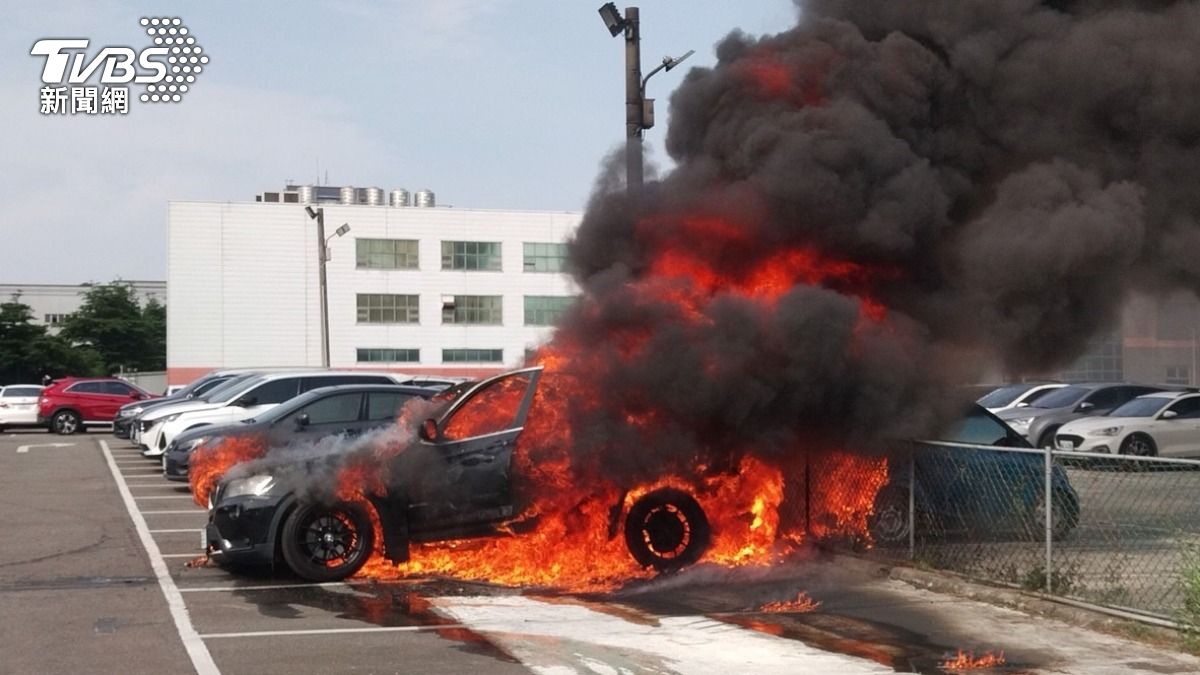 龜山停車場BMW起火狂燒「剩下骨架」 旁邊2輛車無辜遭波及