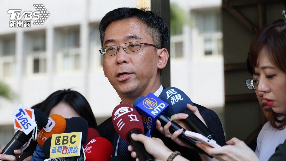 對於徐巧芯近日的指控,外交部條法司副司長許柏逸7日上午按鈴提告。(圖/葉志明攝)