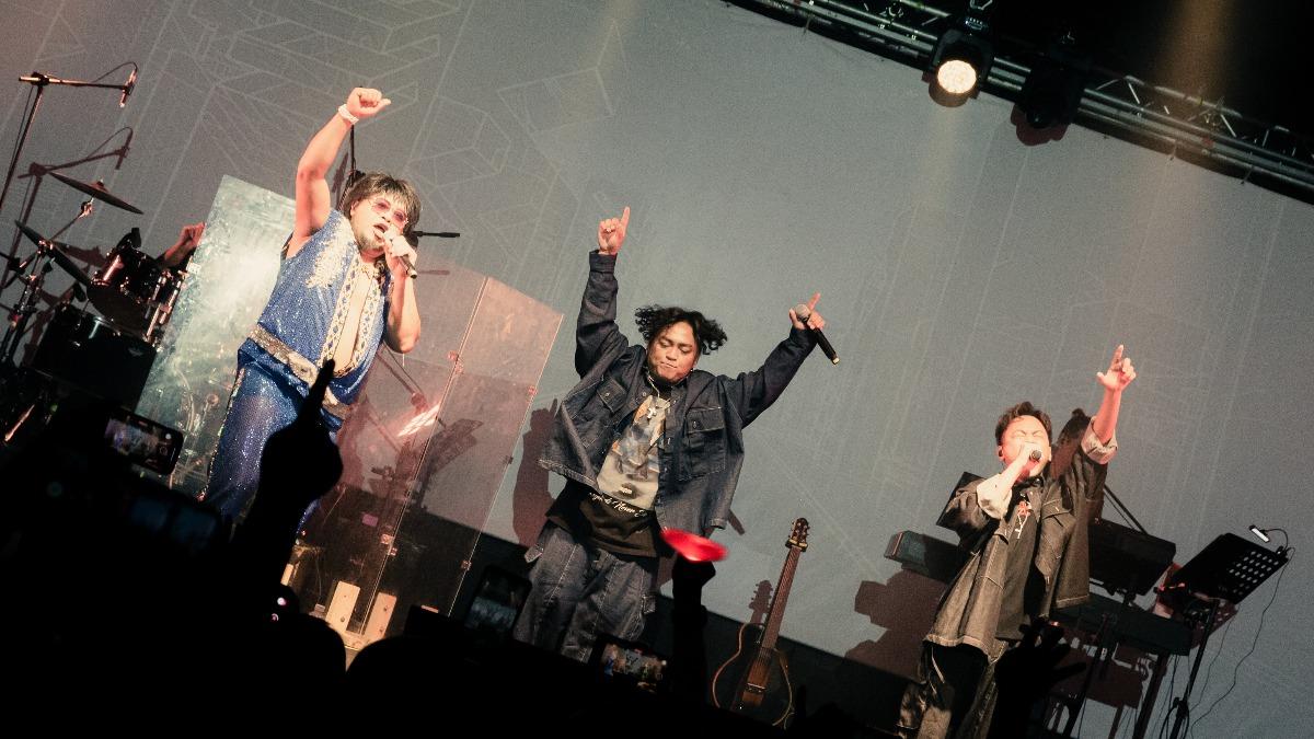 巴大雄也邀黑旋風助陣，3人嗨唱炒熱現場氣氛。（圖／Legacy提供）