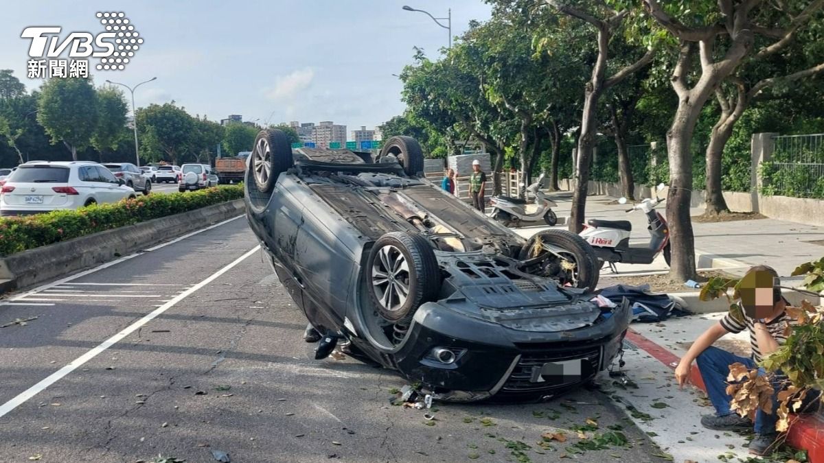 士林監理所外翻車!駕駛:不知道怎麼撞的 網笑「車子太累了」