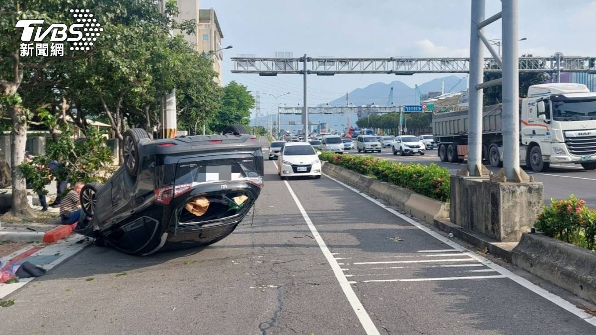 張男上班途中自撞護欄後翻車。(圖/TVBS)