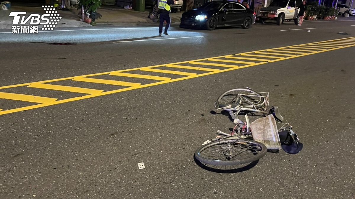 賓士車撞上單車,陳姓老翁傷重不治。(圖/TVBS)