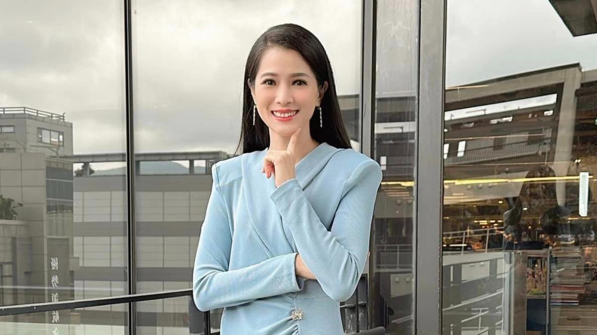 45歲美女主播才眼瞼腫瘤開刀！　罕見公開「播報時背後暗藏的玄機」