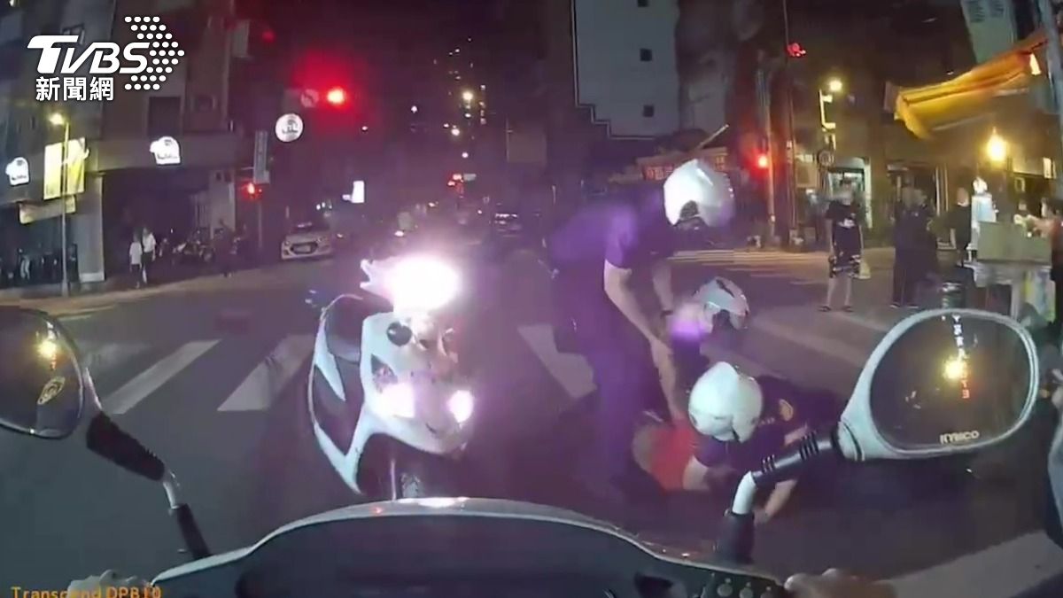 萬華男騎車沒戴安全帽遭攔竟撞警 他:散心被攔不爽啦