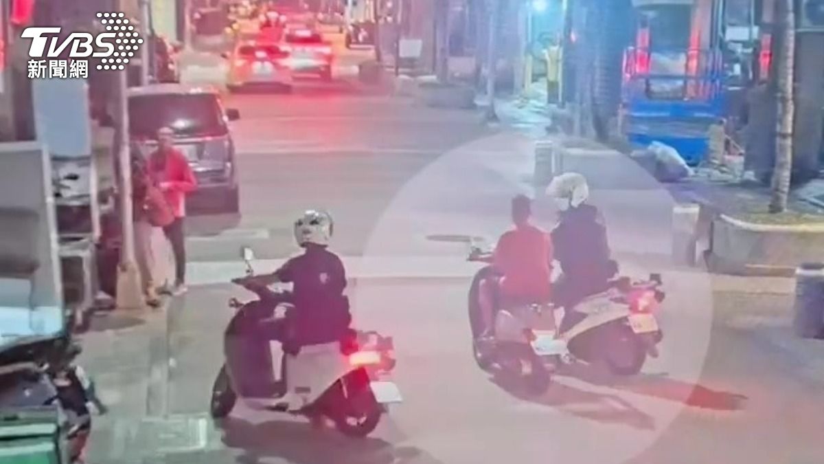 男子拒檢騎車直接衝撞警用機車後逃逸。(圖/TVBS)