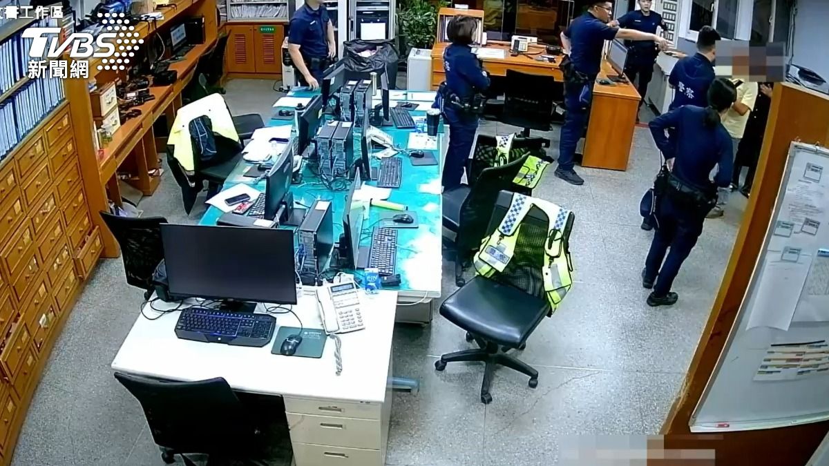 派出所的警員包圍持刀男子。（圖／TVBS）