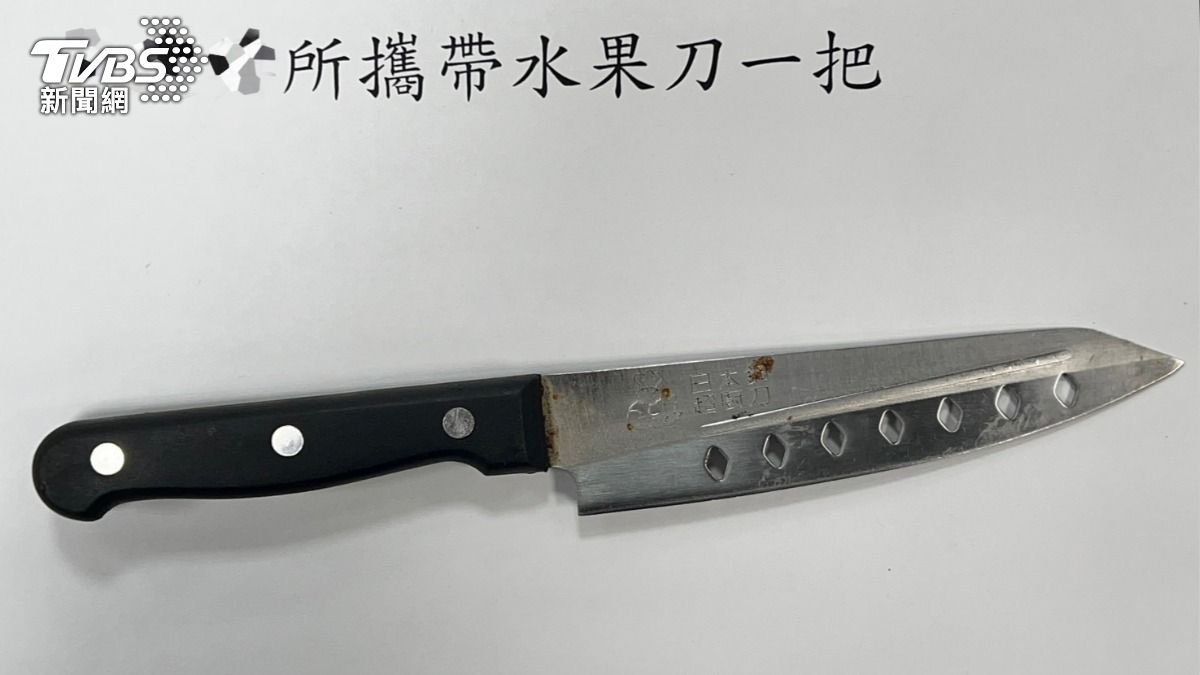警方查扣水果刀。（圖／TVBS）