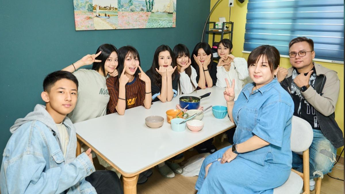 毓收到爸媽以及弟弟驚喜慶生,更和團員們一起度過溫馨的生日。(圖/天空娛樂提供)