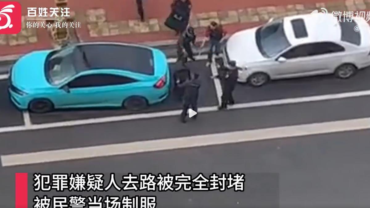 網傳持刀攻擊雲南醫院的嫌犯,稍早已經被當地警察逮捕。(圖/翻攝自微博)