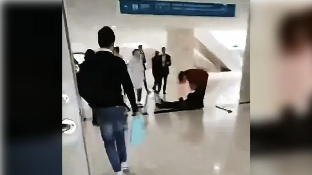 稍早突發的雲南醫院傷人事件,不只民眾受波及,連院內醫護人員也遭到攻擊。(圖/翻攝自微博)