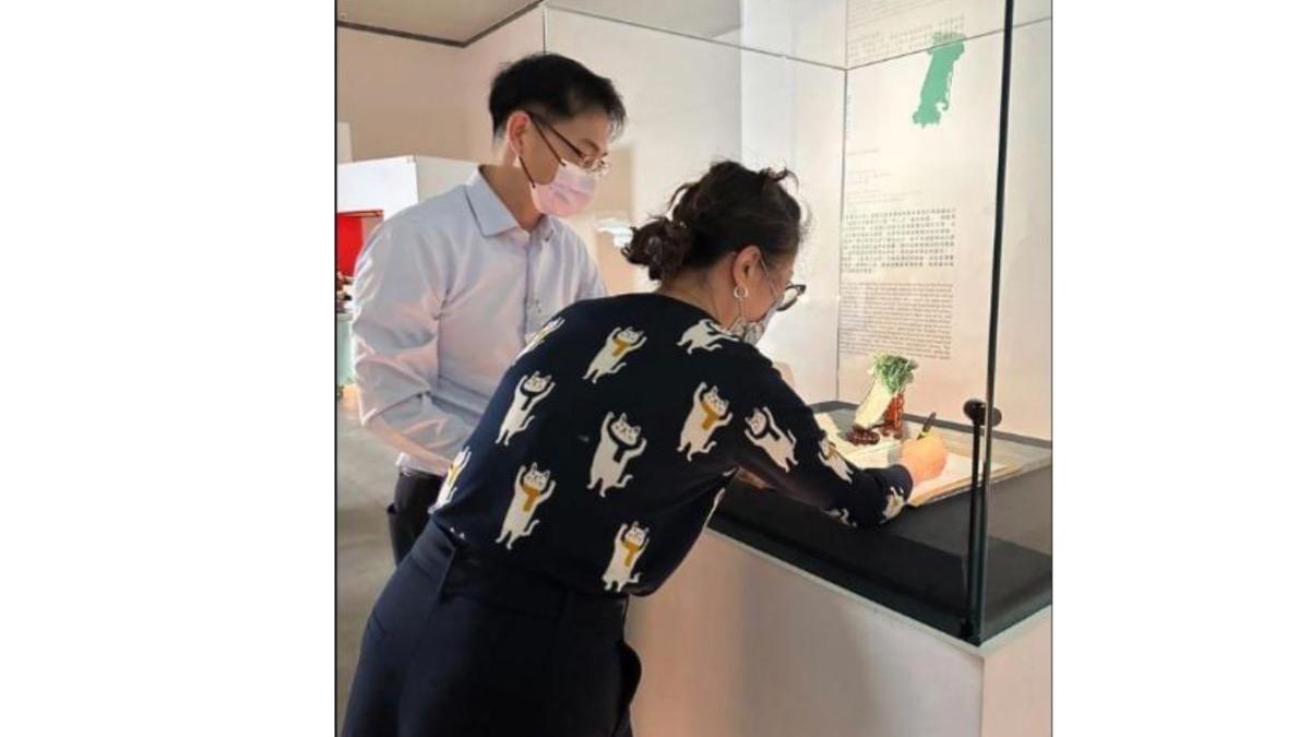 故宮螺絲鬆了！藍委爆員工直接在翠玉白菜旁簽字、庫房遭闖入