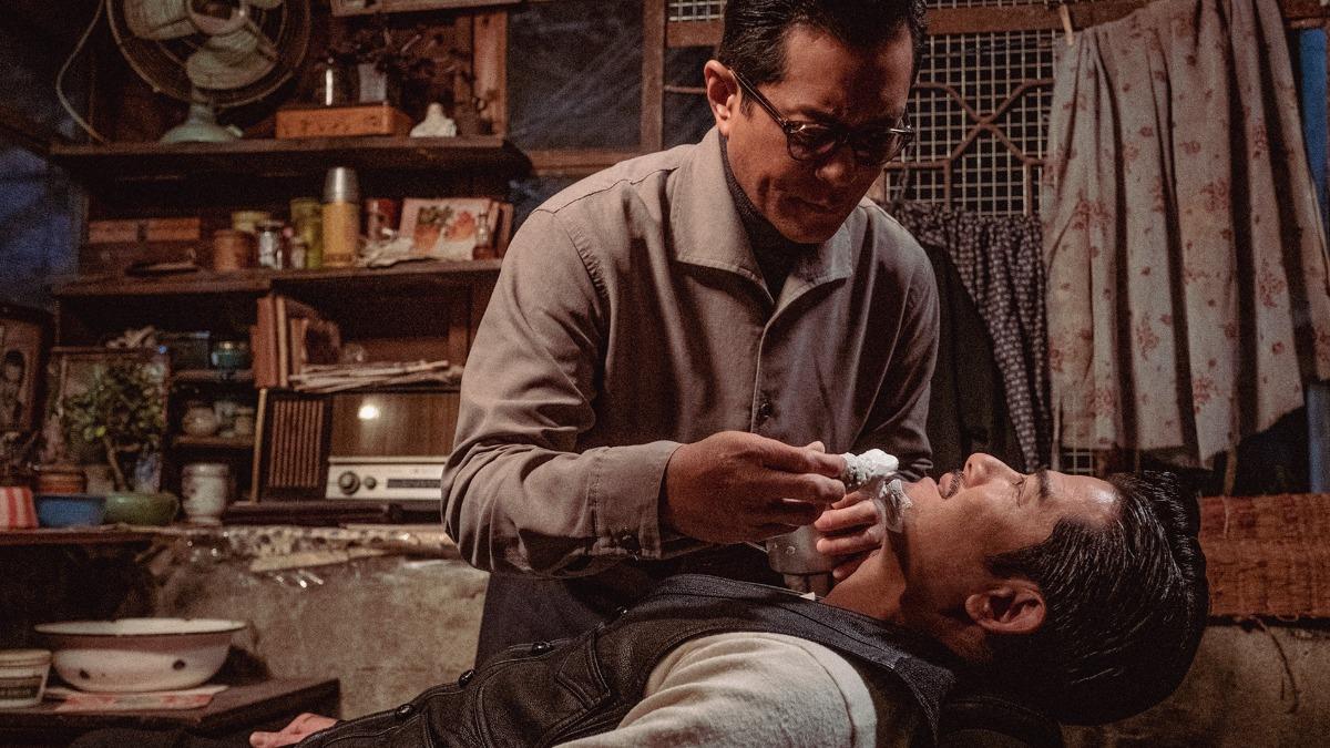 郭富城、古天樂在片中曾是好兄弟,甚至毫無防備躺著給他剃鬚。(圖/華映提供)