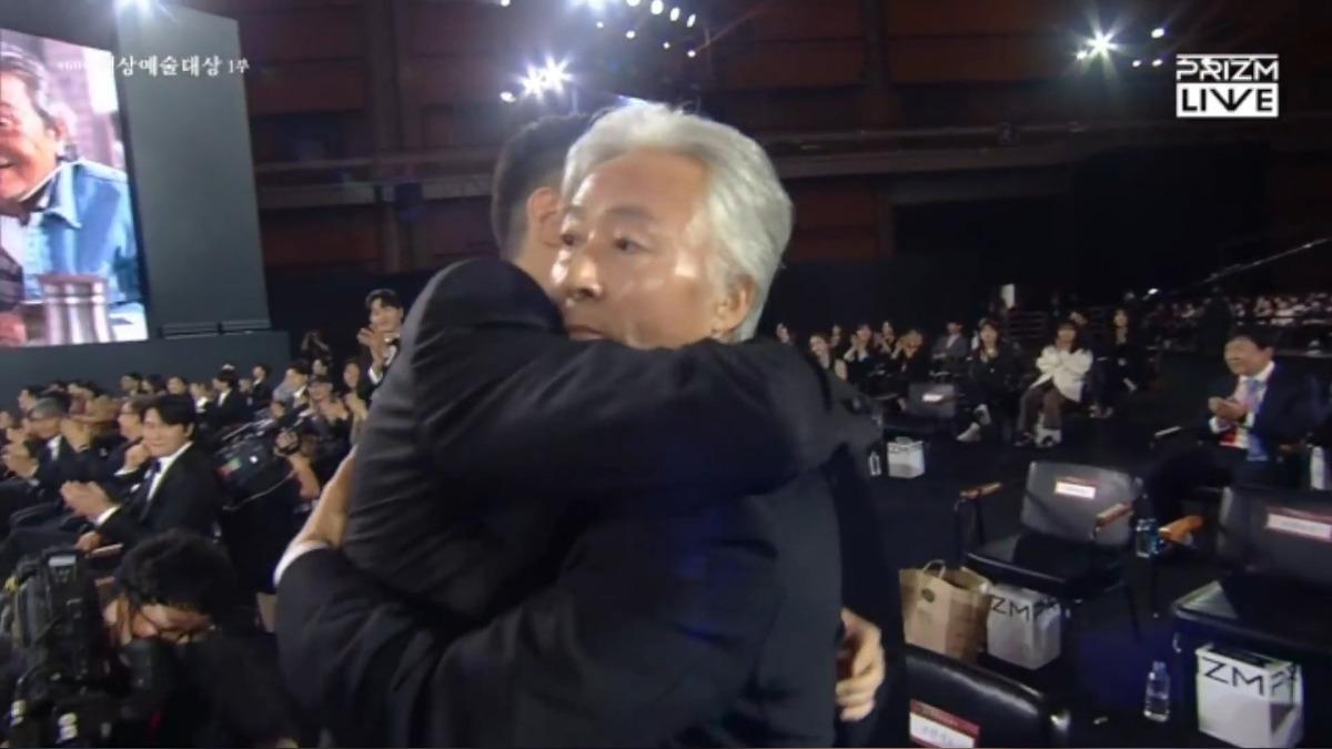 金鐘洙以《神鬼海底撈》拿下「電影部門」最佳男配角。（圖／翻攝自prizm）