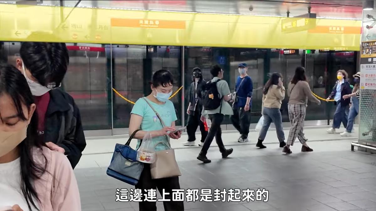 Mana一行人發現高雄捷運的月台設計為密閉空間。(圖/翻攝自Youtube頻道我是Mana)