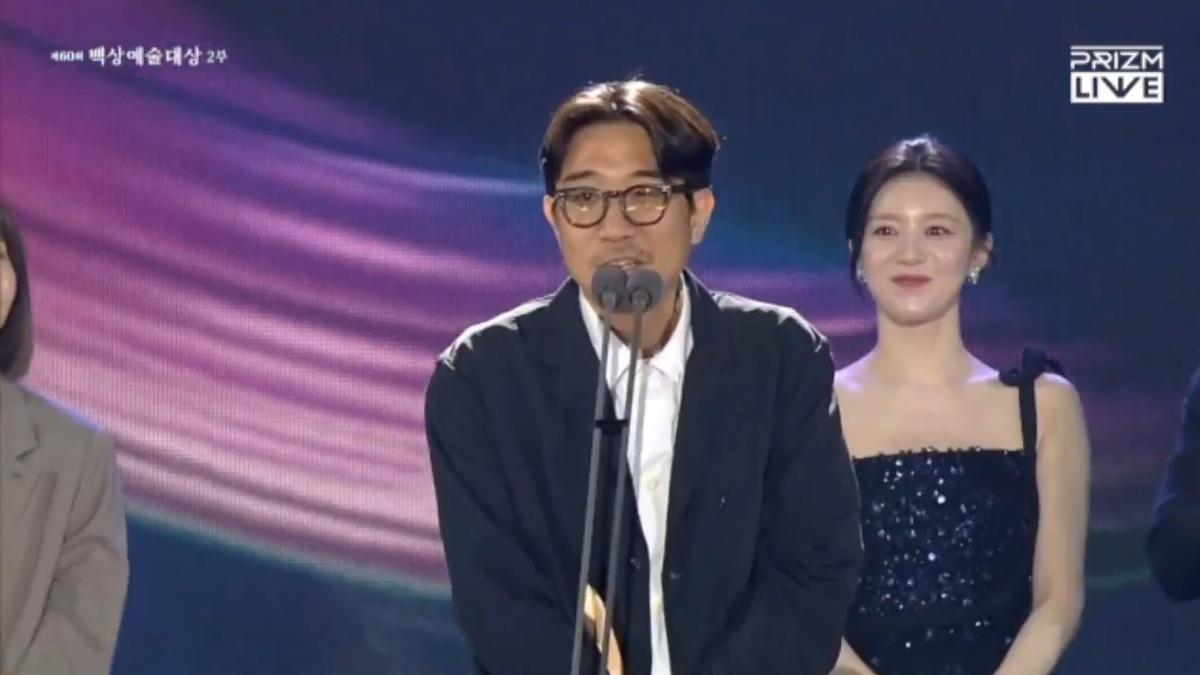 《異能》奪下電視大賞,導演朴仁濟上台致詞。(圖/翻攝自prizm)