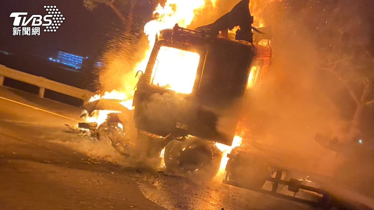 國1驚悚火燒車!自撞停路中再遭貨櫃車追撞 女駕駛慘成焦屍