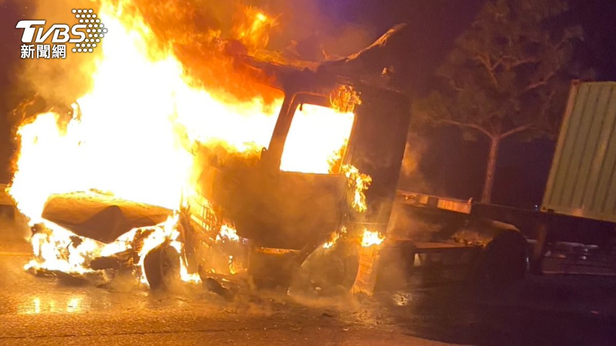 自小客車內的一名民眾死亡。（圖／TVBS）