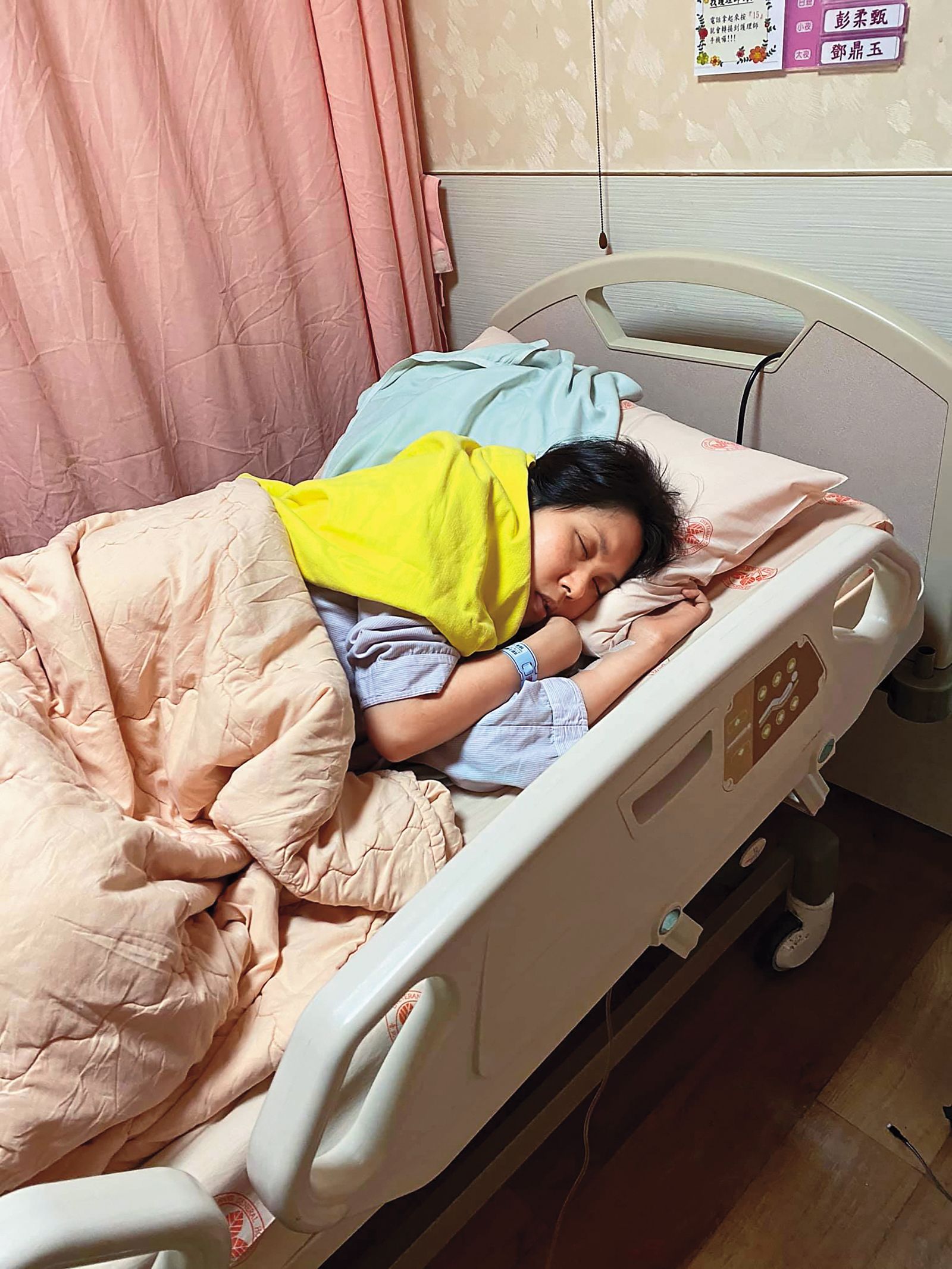 余苑綺癌症復發住院化療期間，即便身體虛弱仍不放心一雙兒女。（圖／翻攝自余苑綺臉書）