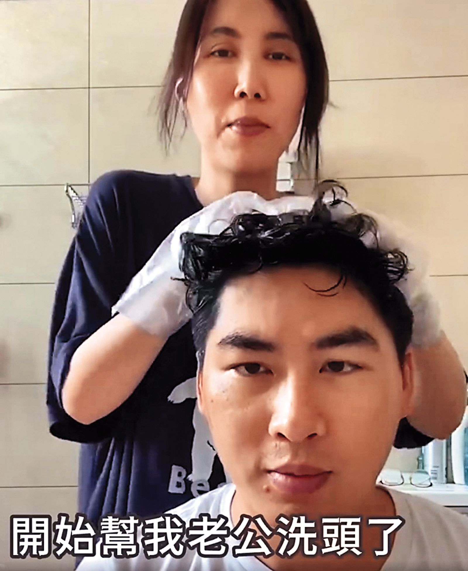 余苑綺（後）為了存錢留給小孩，過世前一年狂接業配，老公陳鑒（前）也曾入鏡。（圖／翻攝自臉書）