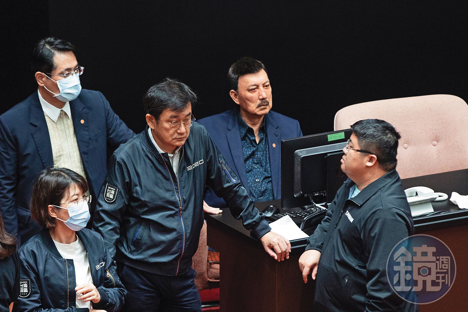 余天（右2）昔日擔任立委，如今女婿陳鑒被捕，讓他相當痛心。（圖／鏡週刊）