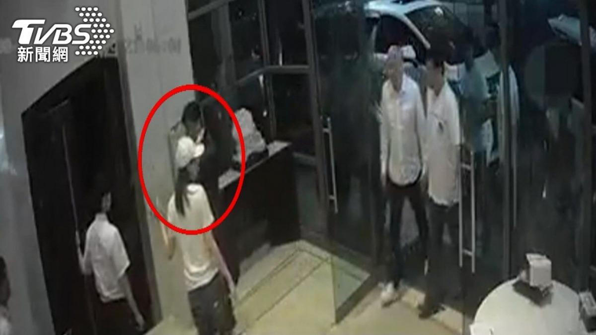 時任警大校長陳檡文被拍下與角頭林秉文(右二)進出「88會館」。(圖/TVBS資料畫面)