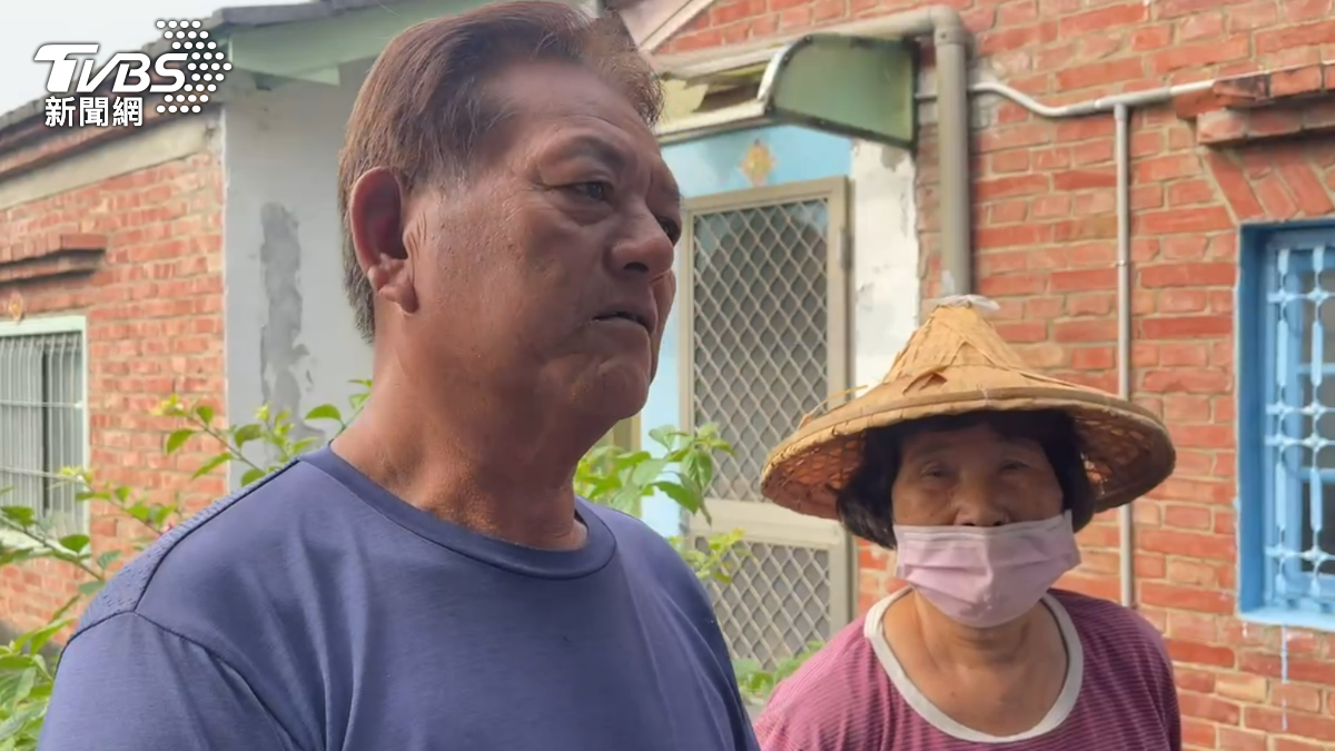 鄰居表示,當時目睹柯父準備衝回火場,被警消及時攔住。(圖/TVBS)