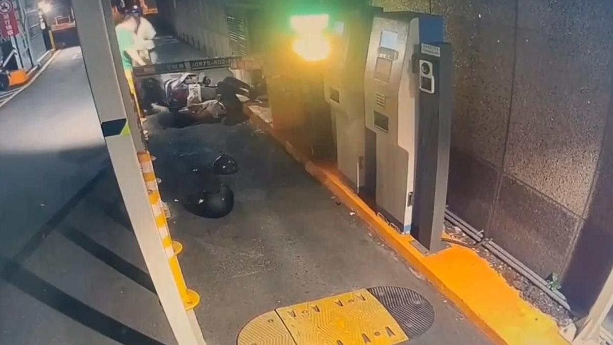 目擊騎士與停車場人員上前關切。（圖／翻攝重機車友 ❘ 各區路況天氣、資訊分享中心）