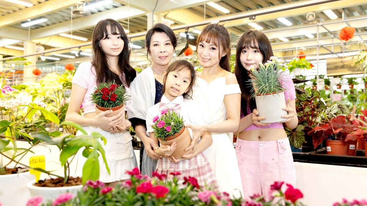 小芭比跟婆婆、女兒歡慶母親節。（圖／旋轉花市提供）