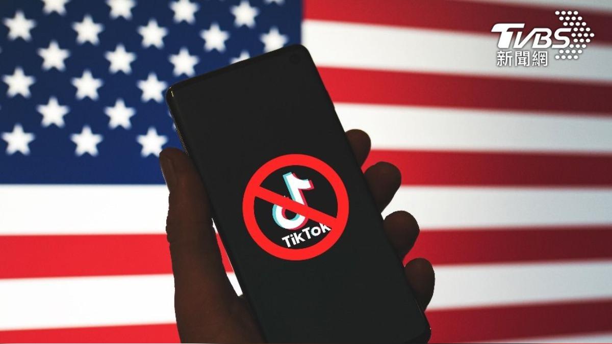美國總統拜登上個月正式簽署法案、要求社群影音平台TikTok脫離中國母公司「字節跳動」，否則就將面臨全美禁令。（示意圖／達志影像shutterstock）