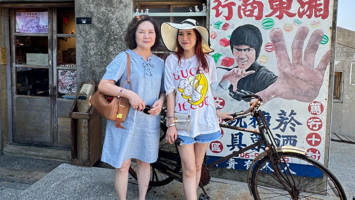 吳申梅常帶著媽媽一起工作和旅行,母女倆關係相當緊密。(圖/吳申梅提供)