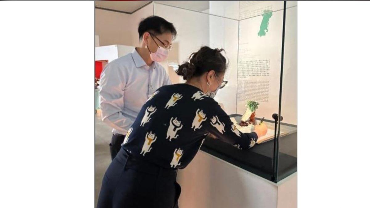 故宮人員翠玉白菜旁簽字 藍委轟「是在簽快遞?」院長歉:傷形象