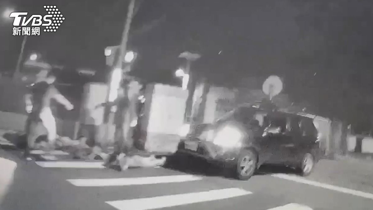 少年白吃白喝欠4萬7 他遭好友押走…打給媽媽要錢才獲救
