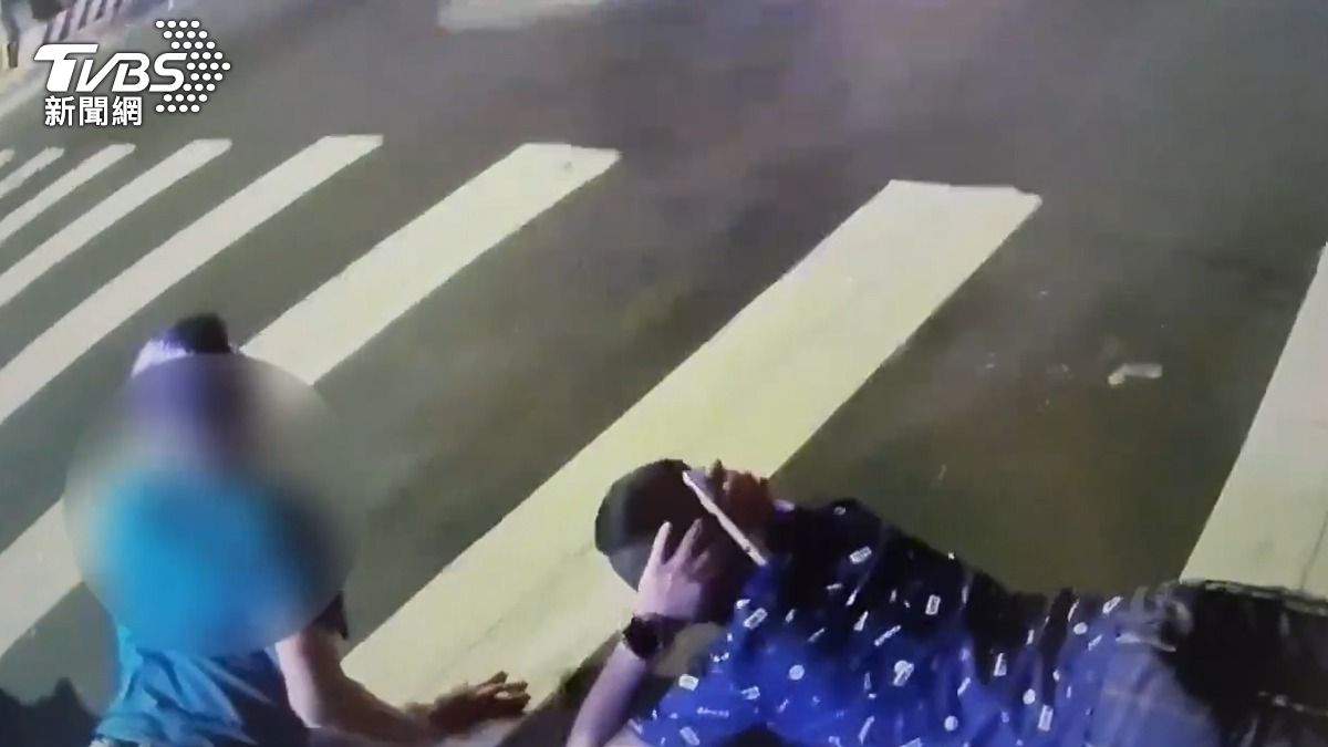 2名少年被警方壓制逮捕。(圖/TVBS)