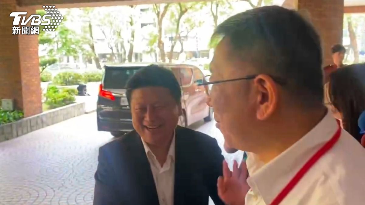 傅崐萁握手對他喊「加油」 柯文哲自嘲:全身都著火還加油