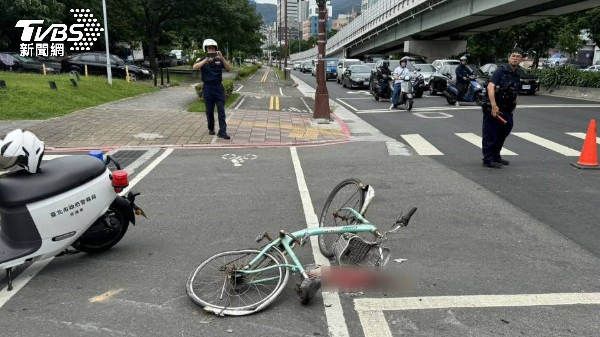 單車嚴重變形一旁還留有血跡。(圖/TVBS)