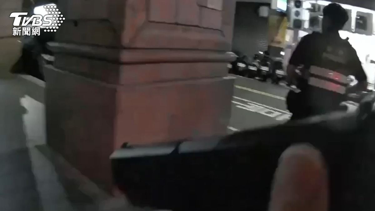 都自己人!北市警跨區抓毒販未通報 三重警拔槍警戒…對峙畫面曝