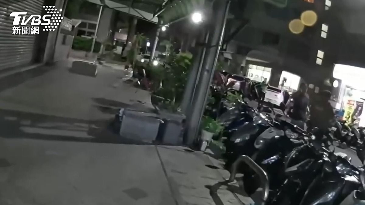 不知情的三重警方持槍與北市警方對峙，最後才證實是「友軍」辦案。（圖／TVBS）